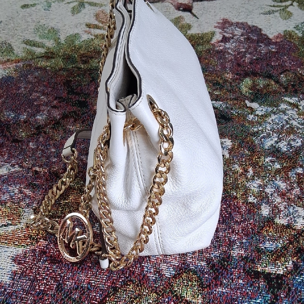 Michael Kors Cream Shoulder Bag with Gold Chain - Picture 6 of 17